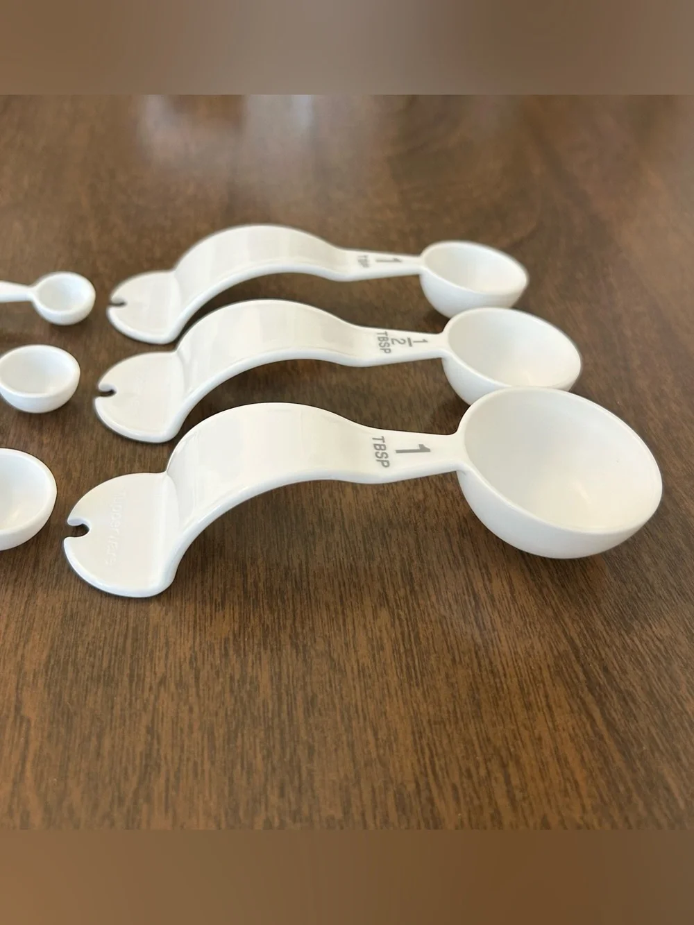 TUPPERWARE CURVED HANDLE WHITE MEASURING CUPS AND SPOONS